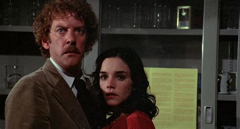 Invasion of the Body Snatchers un remake terrifiant des années 70 avec une ambiance inquiétante et des performances envoûtantes!